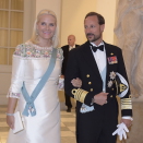 26. mai: Kronprins Haakon og Kronprinsesse Mette-Marit deltar ved Gallamiddagen på Christiansborg Slott under feiringen av Kronprins Frederik av Danmarks 50-årsdag. Foto: Henning Bagger / NTB scanpix